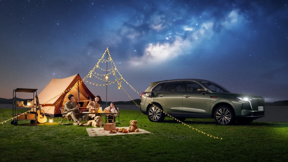 Hongqi HS6 в Китае сбоку семья пикник на природе