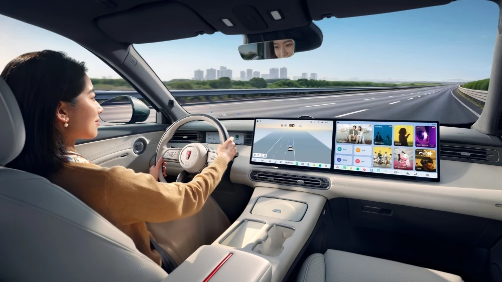 Hongqi HS6 в Китае салон интерьер женщина за рулем