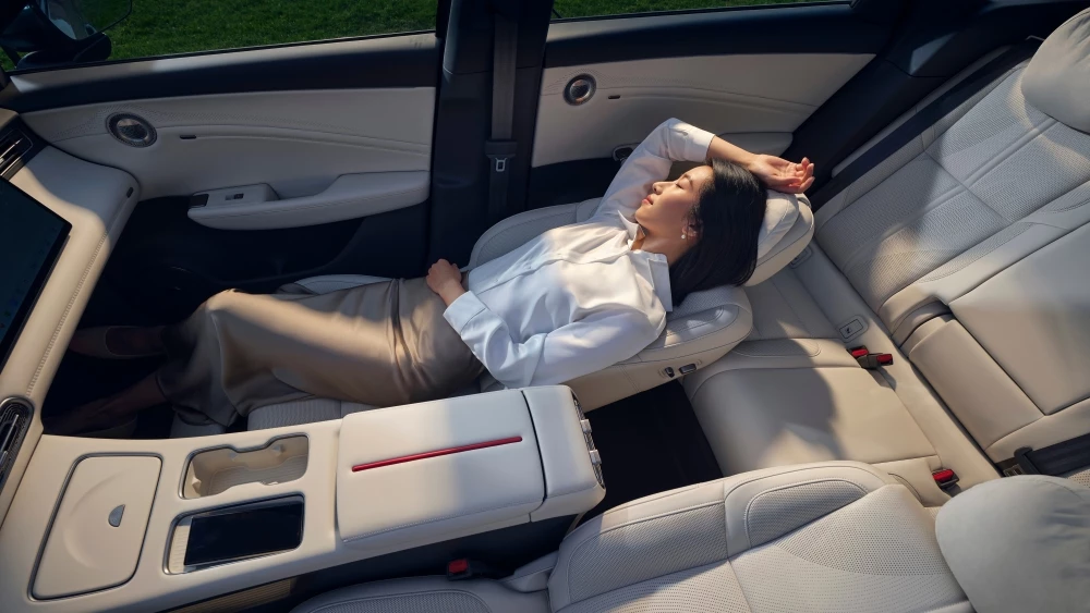 Hongqi HS6 в Китае салон интерьер женщина пассажир