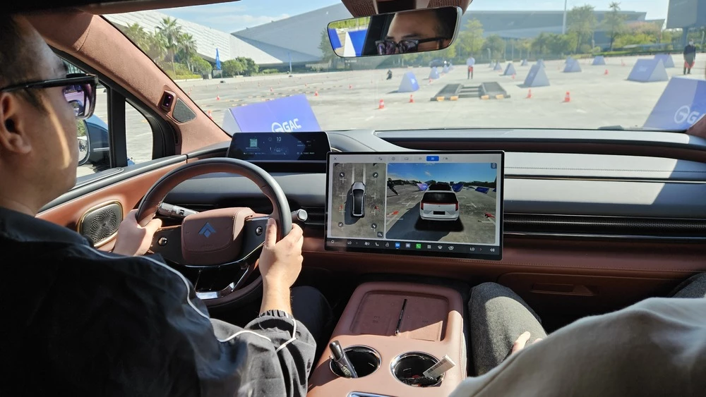 Hyptec HL тест в китае салон интерьер водитель за рулем