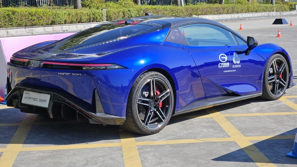 суперкар Hyptec SSR тест в китае сбоку сзади