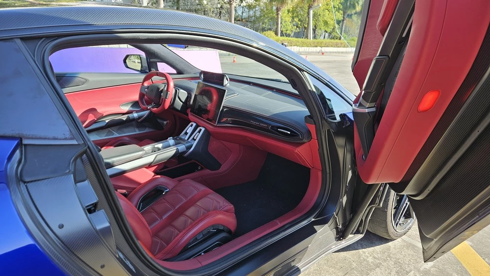 суперкар Hyptec SSR тест в китае салон интерьер первый ряд