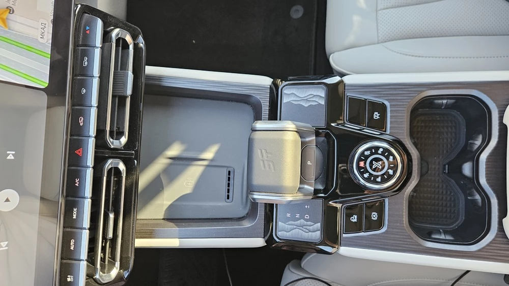 Jetour T1 салон интерьер центральный тоннель