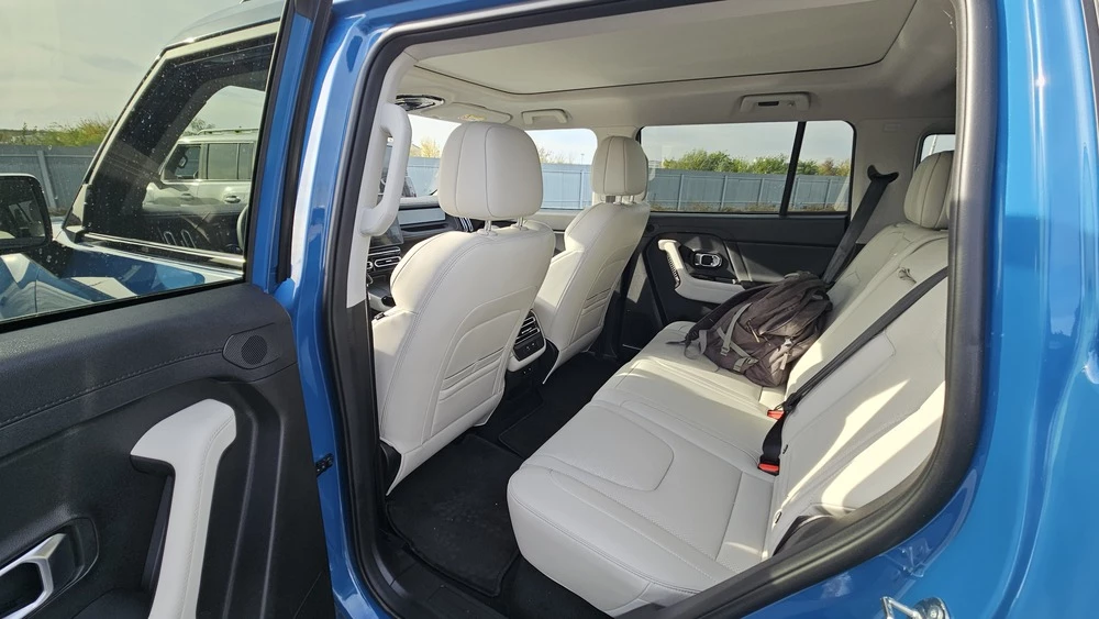 Jetour T1 салон интерьер сиденья второй ряд светлый салон