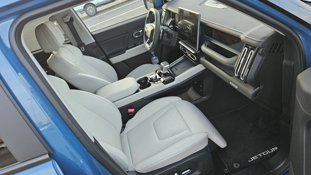 Jetour T1 салон интерьер сиденья первый ряд светлый салон