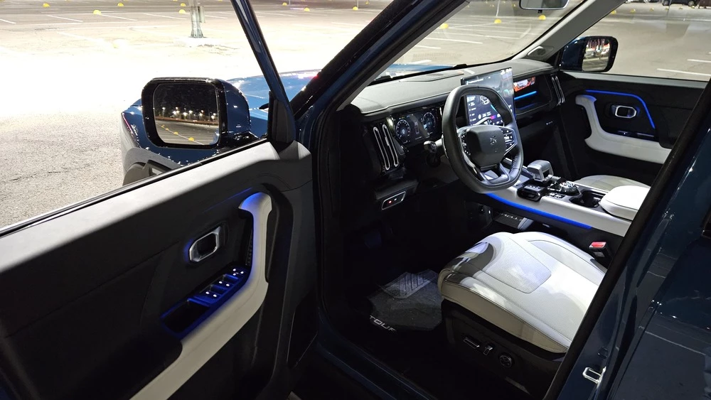 Jetour T1 салон интерьер первый ряд вечерняя подсветка атмосферная