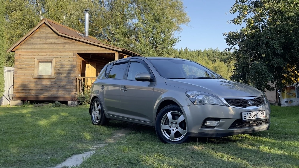 Kia Ceed Швайков сбоку спереди