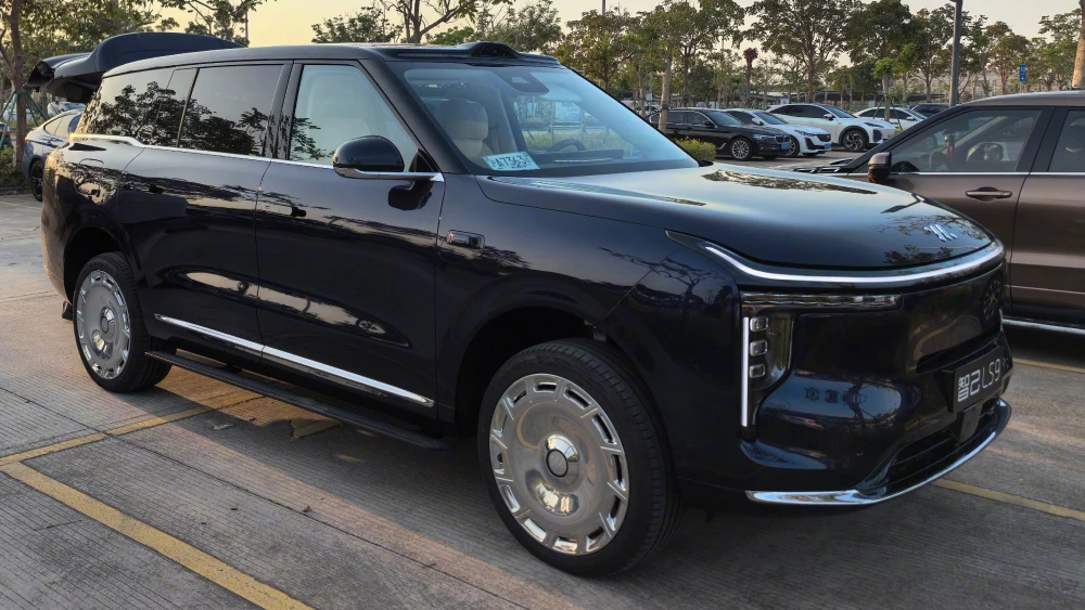 Китайцы раскритиковали кроссовер с теплым полом и душем im ls9 сбоку спереди