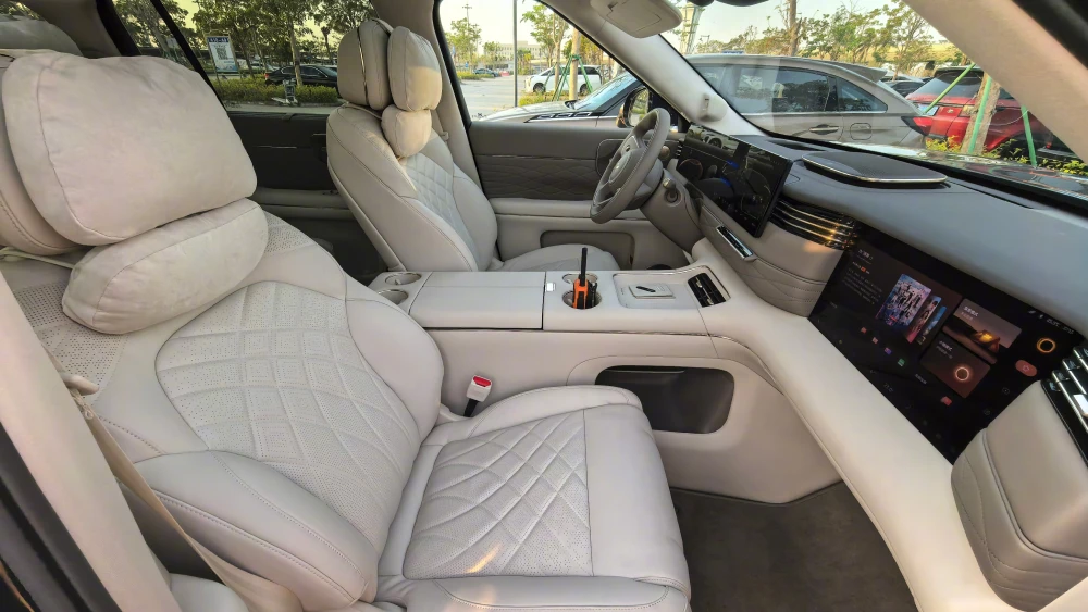 Китайцы раскритиковали кроссовер с теплым полом и душем im ls9 сбоку спереди