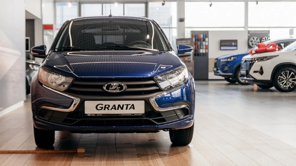 Lada granta в автосалоне спереди у дилера мартен вологда