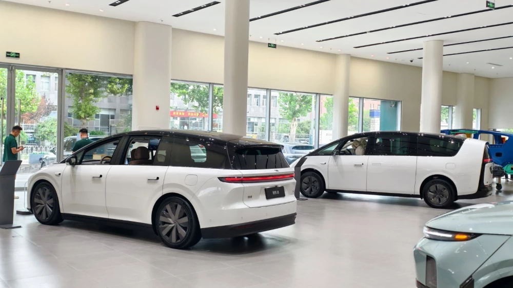 li auto терпит убытки – впервые с 2022 года дилер в китае электромобили i8 mega сбоку сзади