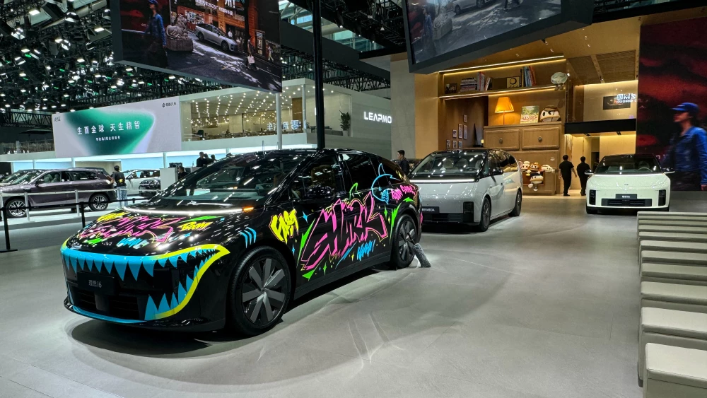 li auto терпит убытки – впервые с 2022 года сбоку спереди автосалон в гуанчжоу 2025