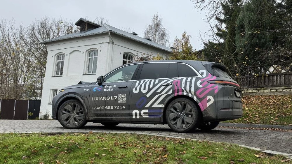 Как я выиграл шампанское Moet Chandon 1961 года благодаря Li L7 2025 года. Пари Антона Архипова Гибридный кроссовер Li L7 архипов сбоку