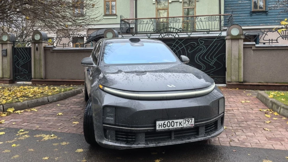 Гибридный кроссовер Li L7 архипов спереди