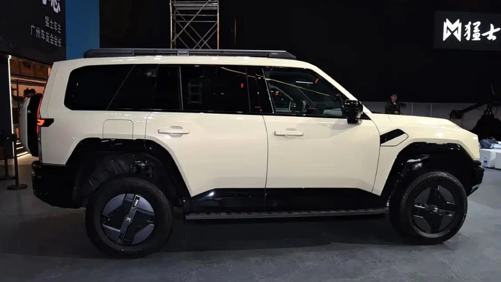M-Hero M817 новая версия сбоку автосалон Гуанчжоу
