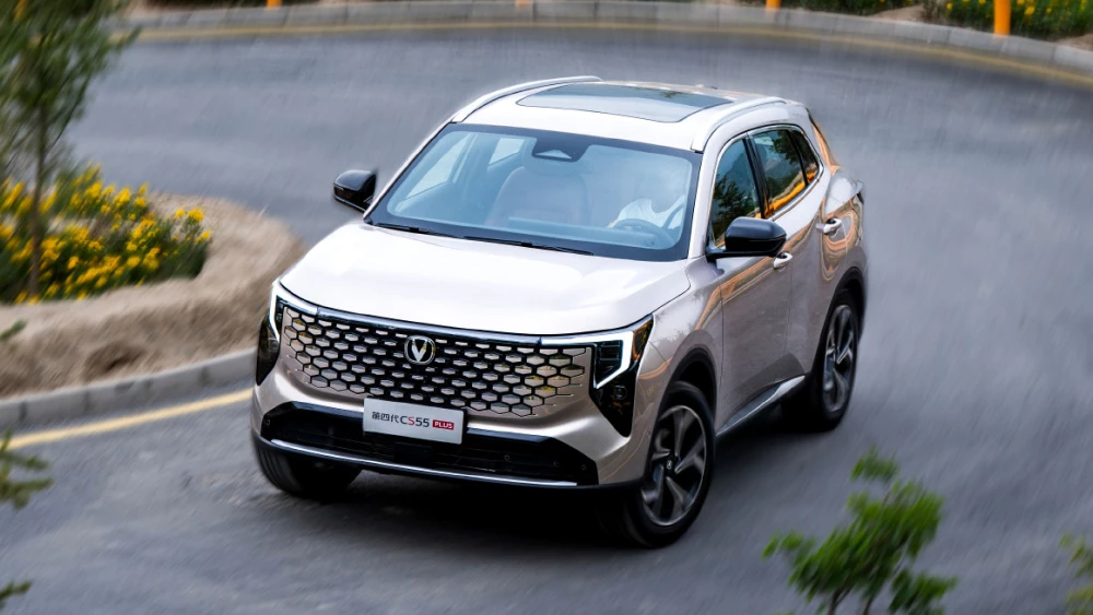 новый changan uni-s cs55 plus с полным приводом сертифицируют в россии кроссовер сбоку спереди