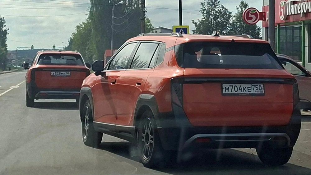 новый электрический кроссовер evolute i-joy сертифицируют в россии первые живые фото сбоку сзади рыжий оранжевый электромобиль