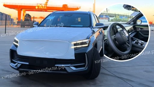 Новые кроссоверы Geely Monjaro отправились в Россию сбоку спереди черный кроссовер салон порт сиань китай