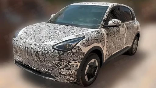 Обновленный электрический кроссовер электрический сбоку спереди Geely EX2 xingyuan заметили в Китае во время тестов