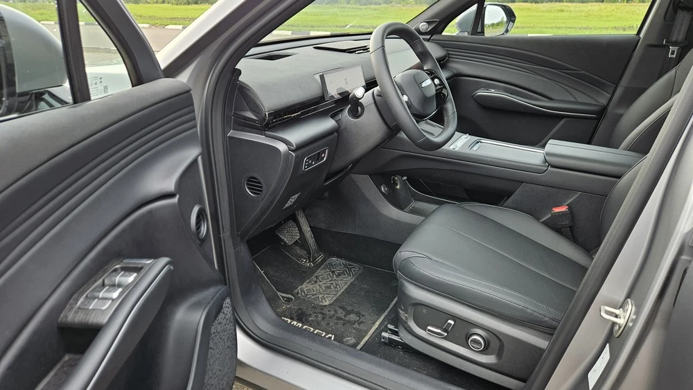 Omoda C7 салон интерьер первый ряд дверь сиденья