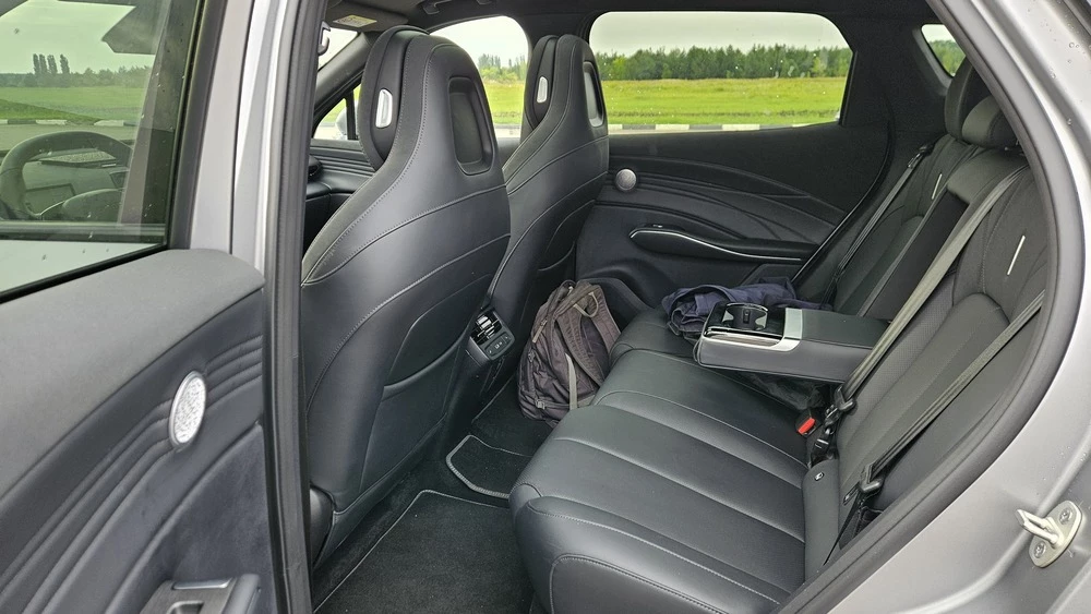 Omoda C7 салон интерьер второй ряд дверь сиденья