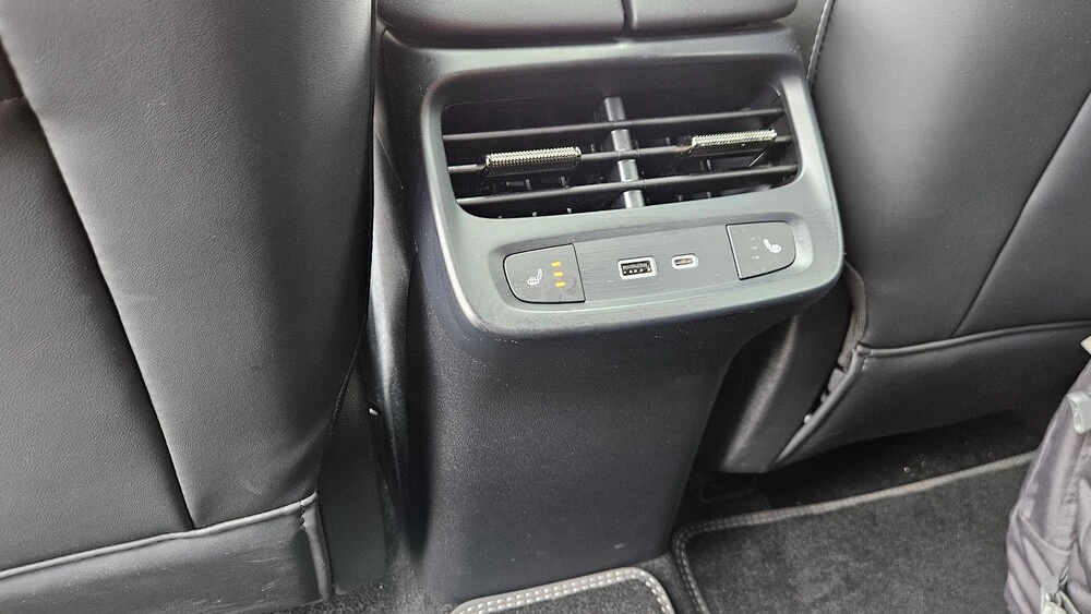 Omoda C7 салон интерьер второй ряд дефлекторы подогрев