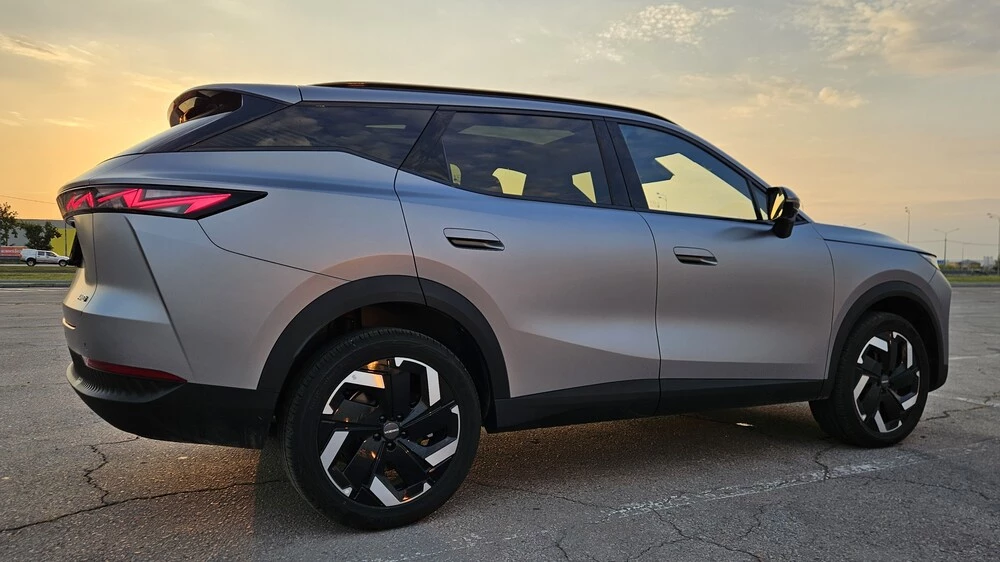 Omoda C7 сбоку сзади