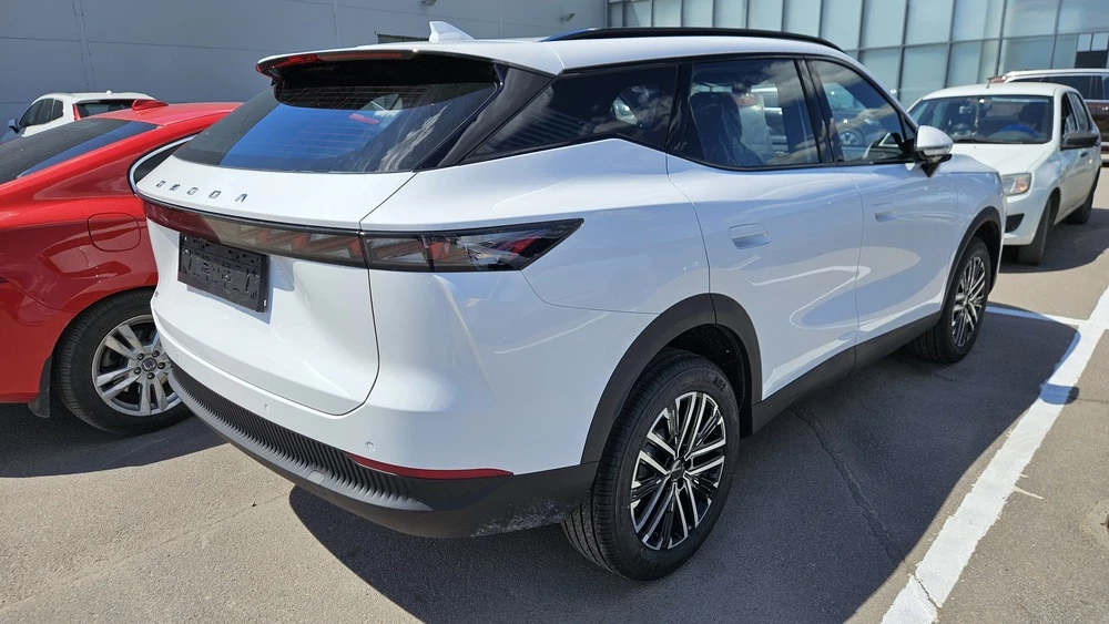 Omoda C7 сбоку сзади