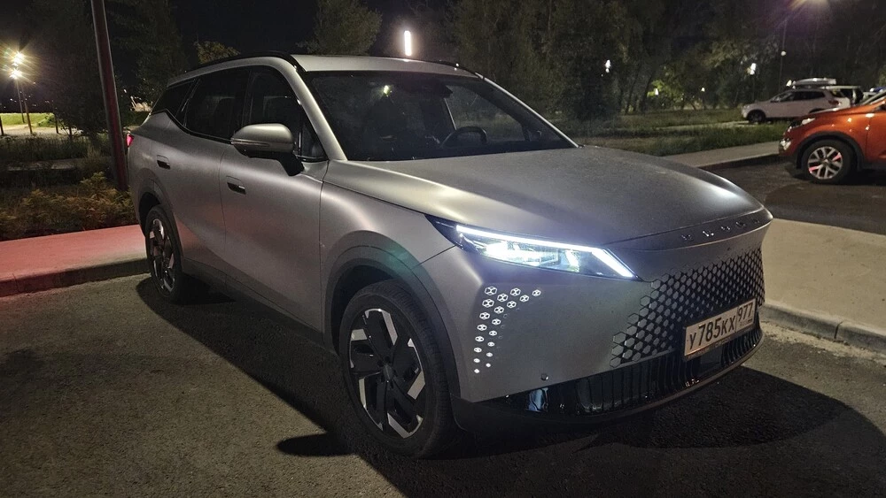 Omoda C7 сбоку спереди вечерний свет