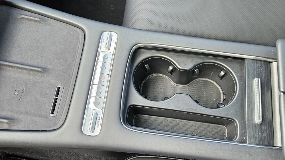 Omoda C7 салон интерьер первый ряд центральный тоннель подстаканники