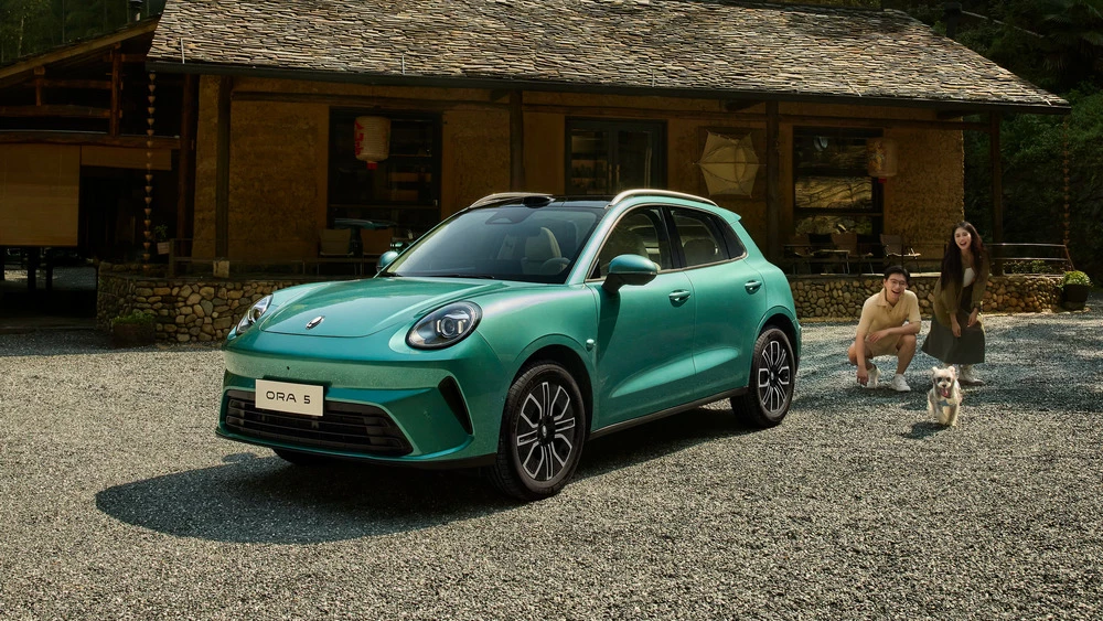 Кроссовер Ora 5 сбоку спереди