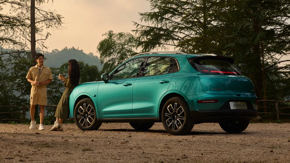 Кроссовер Ora 5 сбоку сзади