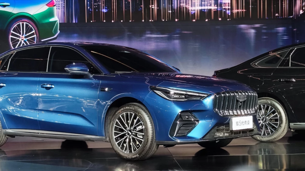 старт продаж geely emgrand пятое поколение v сбоку спереди синий седан цены комплектации характеристики