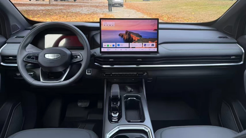 Старт продаж нового Geely Okavango объявили в Китае кроссовер салон черный