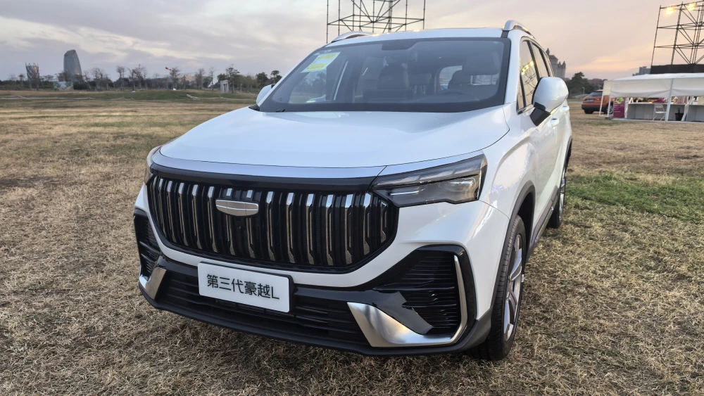 Старт продаж нового Geely Okavango объявили в Китае кроссовер сбоку спереди белый