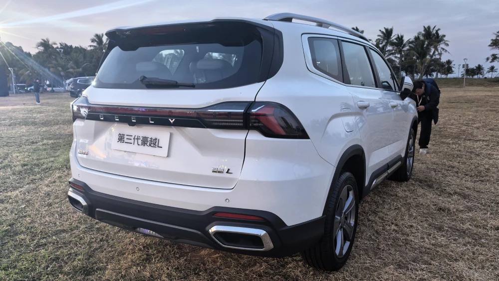 Старт продаж нового Geely Okavango объявили в Китае кроссовер сбоку сзади белый