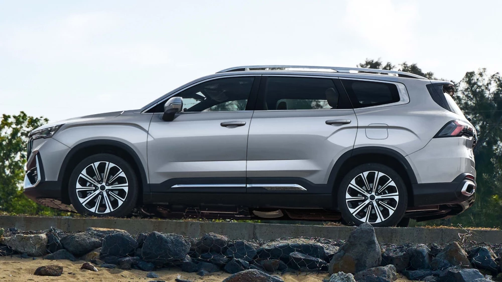 Старт продаж нового Geely Okavango объявили в Китае кроссовер сбоку серебряный