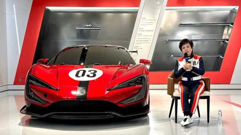 Вице-президент BYD Стелла Ли Yangwang U9 Xtreme спереди