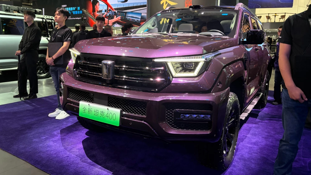tank 400 обновленный гибрид сбоку спереди автосалон гуанчжоу 2025