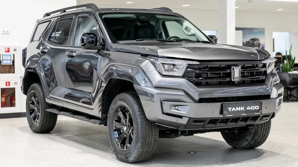 Tank 400 у дилера в автосалоне балтавтотрейд сбоку спереди в москве