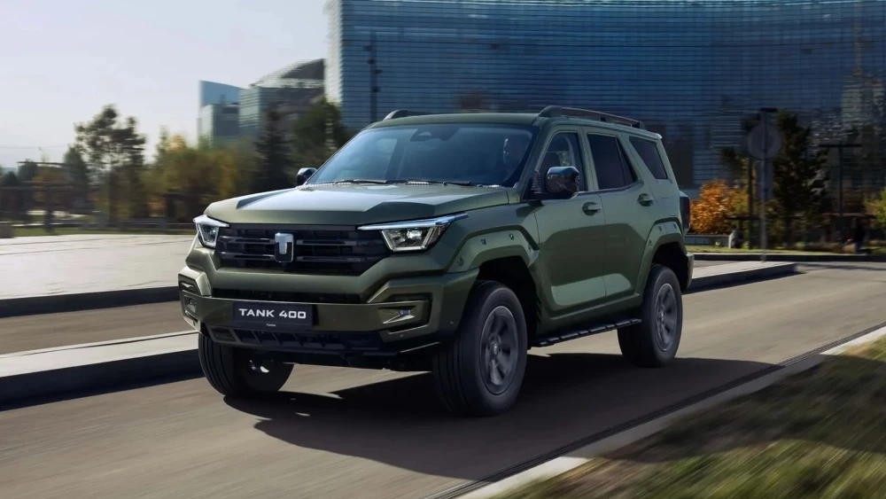 Tank 400 сбоку спереди в динамике