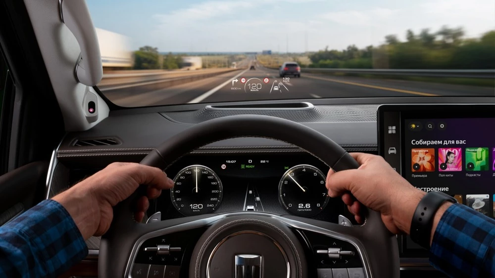 Внедорожник Tank 500 салон интерьер водитель за рулем проекция на стекло