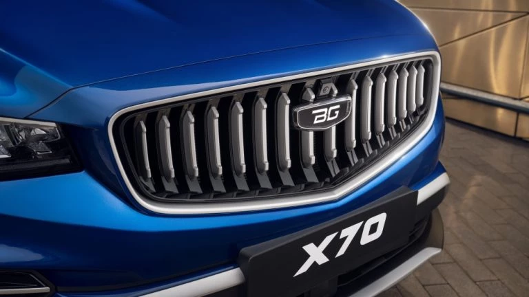 Обновленный кроссовер Belgee X70 с полным приводом спереди решетка