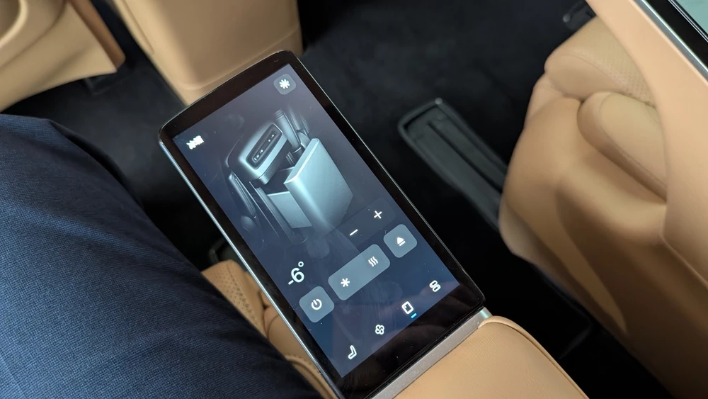 обновленный voyah dream+ plus салон интерьер второй ряд планшет холодильник