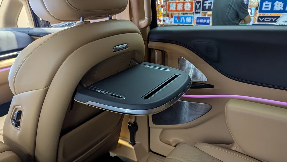 обновленный voyah dream+ plus салон интерьер второй ряд столик