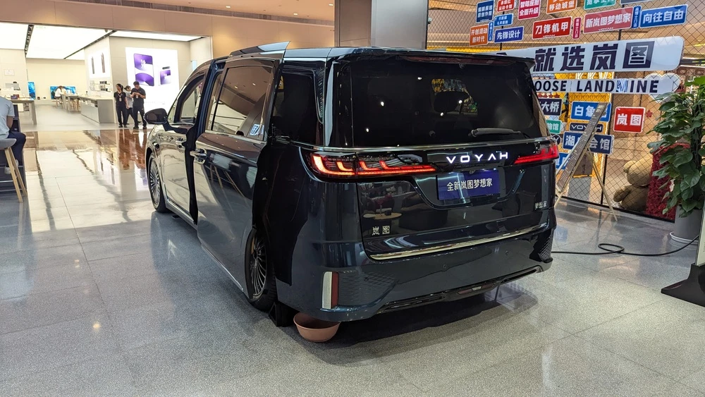 обновленный voyah dream+ plus сзади сбоку в китае