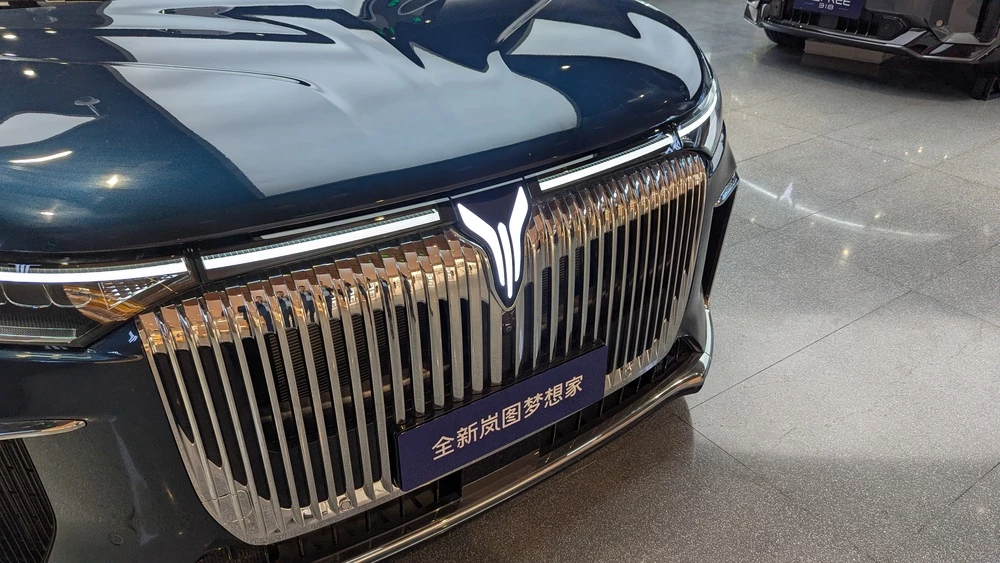 обновленный voyah dream+ plus спереди решетка