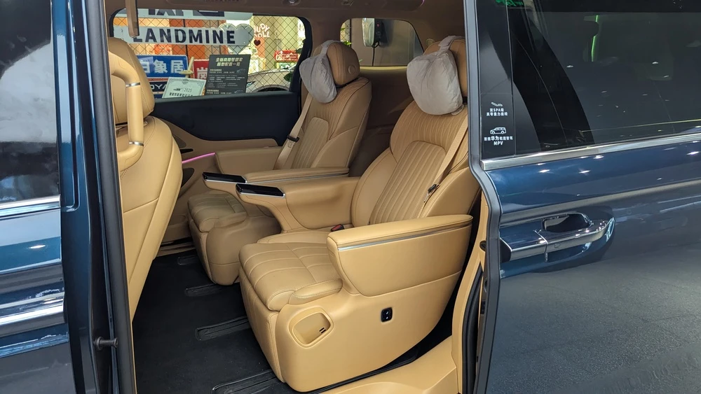 обновленный voyah dream+ plus салон интерьер второй ряд капитанские кресла