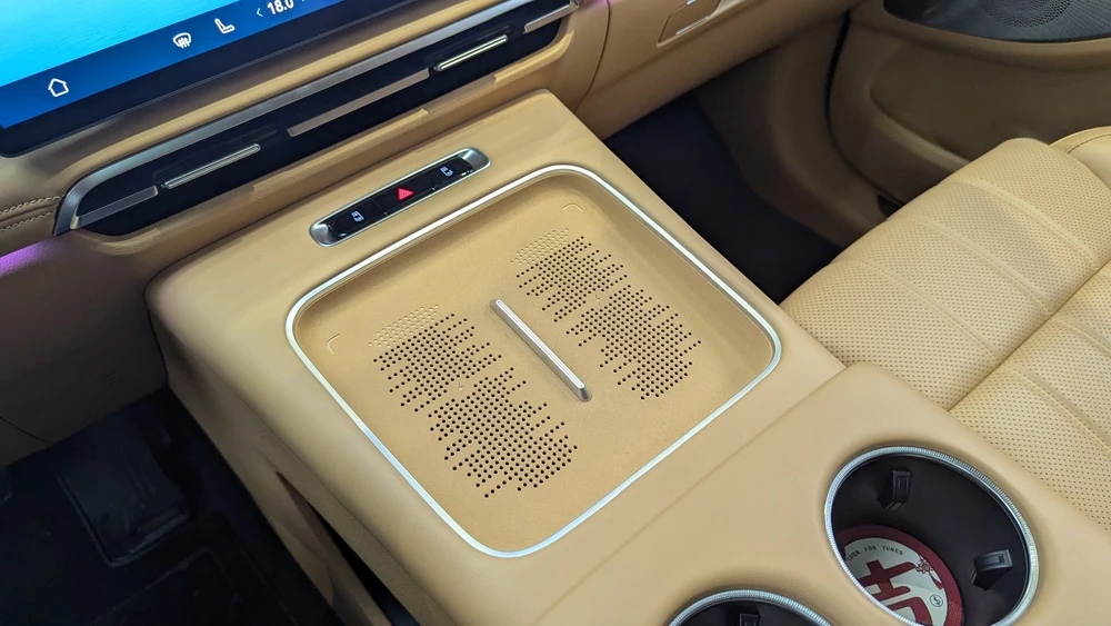 обновленный voyah dream+ plus салон интерьер центральный тоннель