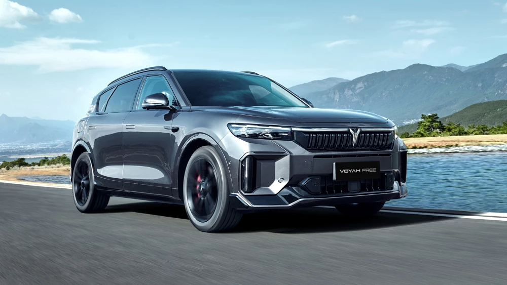 Обновленный кроссовер Voyah Free Sport+ с последовательной гибридной силовой установкой вышел в заказ на рынке России сбоку спереди гибридный автомобиль кроссовер